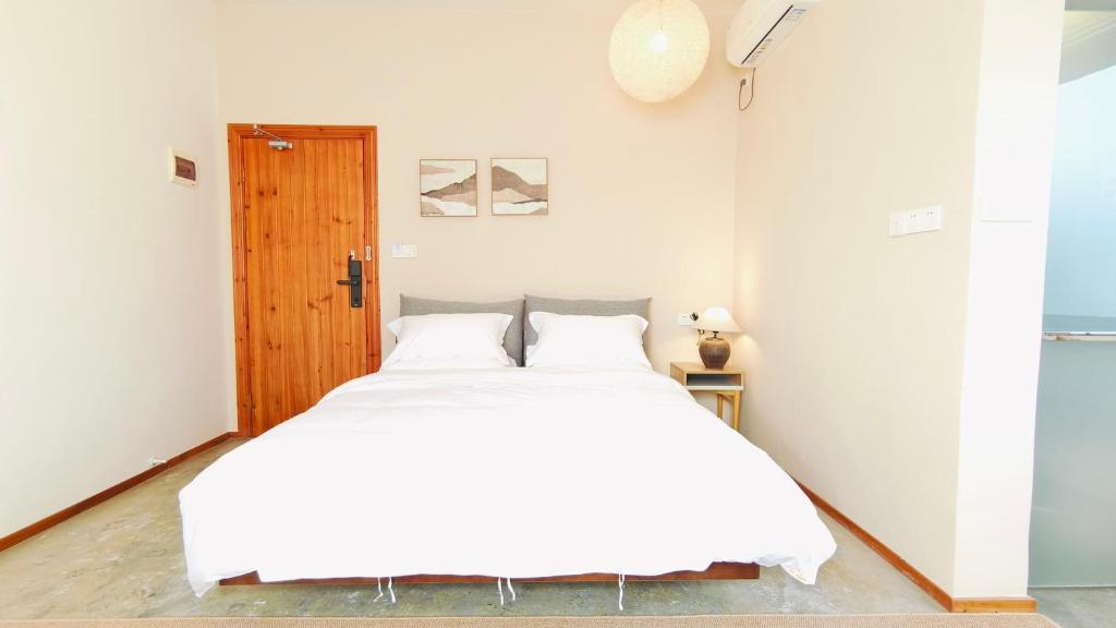 Postel nebo postele na pokoji v ubytování Cozy Li Riverside Inn