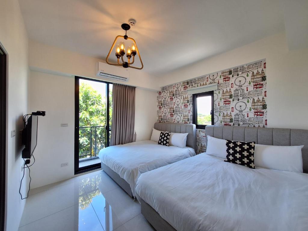 een hotelkamer met twee bedden en een tv bij Villa Ten - Swing screw in Guilin