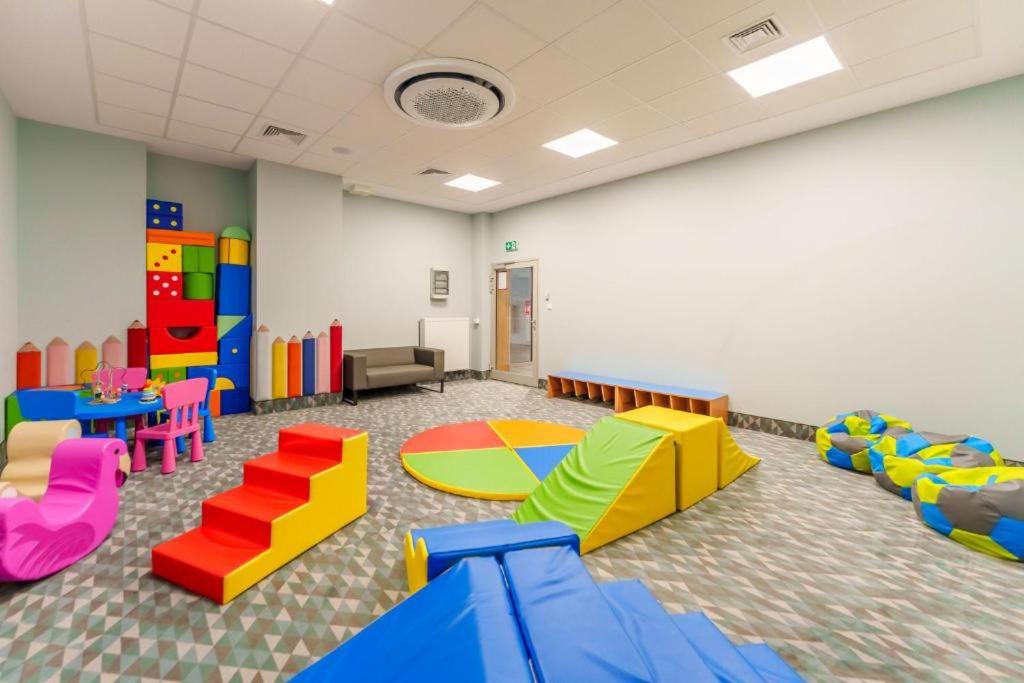 Dětský klub v ubytování Akces APARTAMENTY KASPROWICZA 20C- BASEN, SAUNY, JACUZZI, SIŁOWNIA W CENIE - SCHWIMMBAD, SAUNEN, JACUZZI, FITNESSSTUDIO IM PREIS