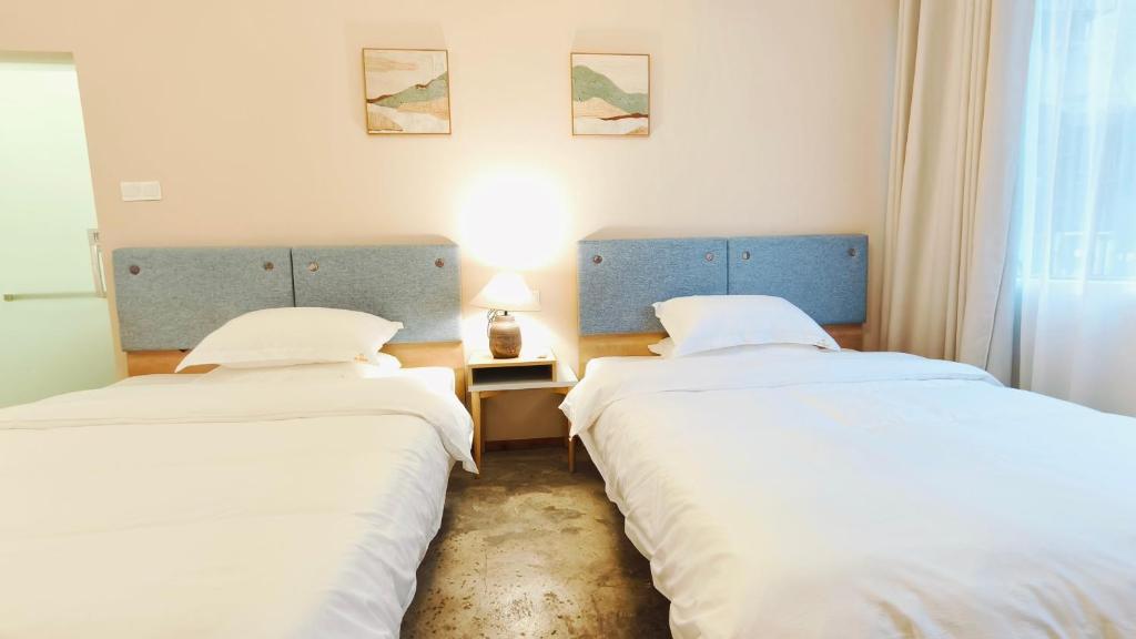 Postel nebo postele na pokoji v ubytování Cozy Li Riverside Inn