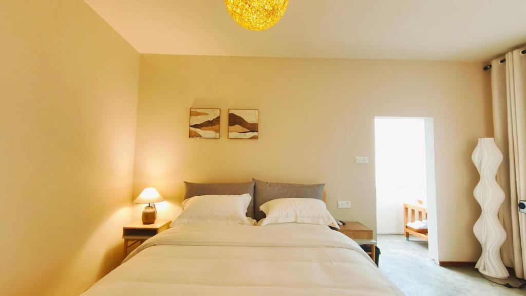 Postel nebo postele na pokoji v ubytování Cozy Li Riverside Inn