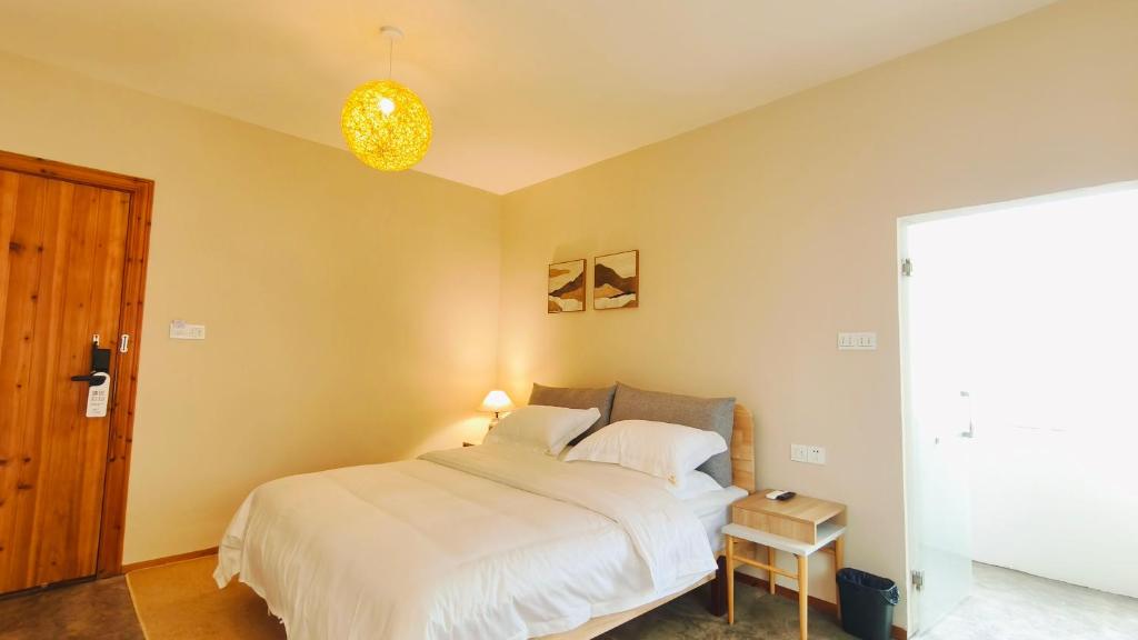Postel nebo postele na pokoji v ubytování Cozy Li Riverside Inn