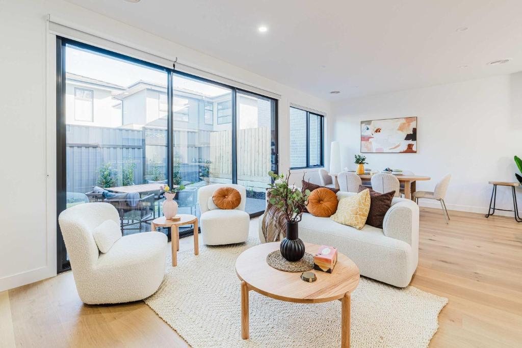 Χώρος καθιστικού στο Modern Family Home 3BR in Box Hill North