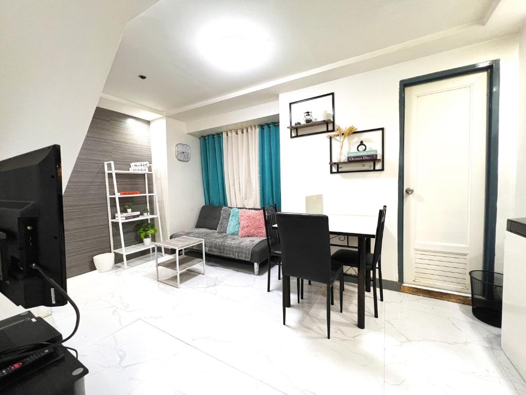 Χώρος καθιστικού στο Serenity Loft, near QC's Vibrant Scene and Dining