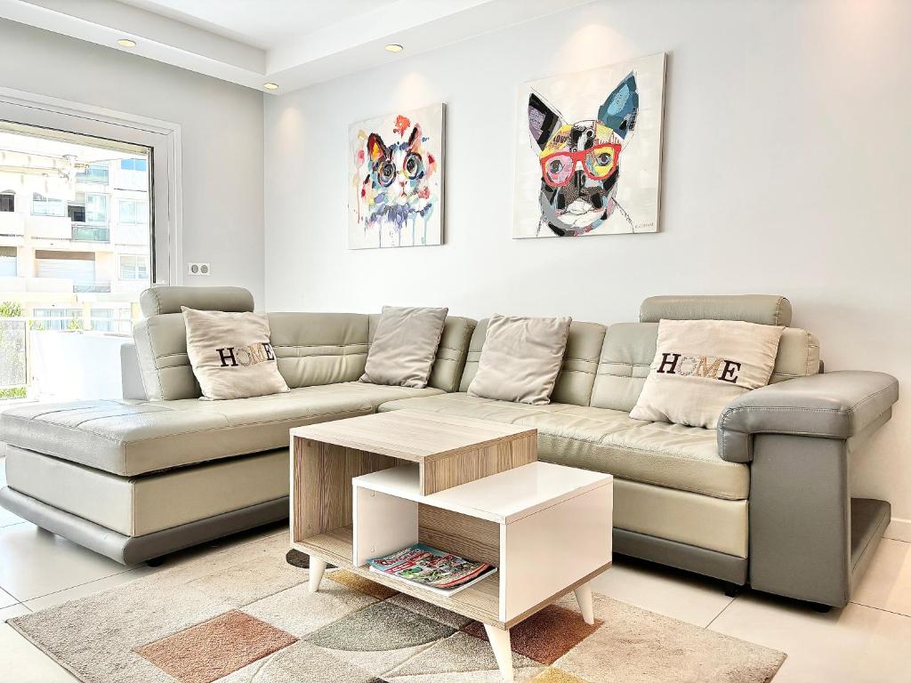 un salon avec un canapé et une table dans l'établissement Cannes appartement 3 chambres - 8D, à Cannes