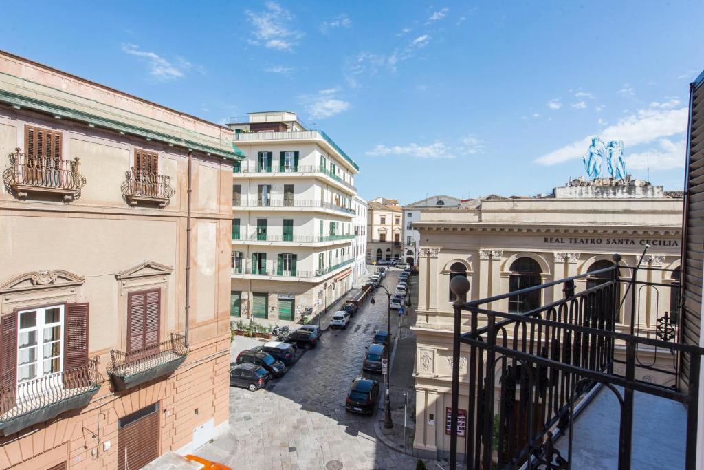widok na ulicę miejską z budynkami w obiekcie Santa Cecilia Apartment by Wonderful Italy w mieście Palermo