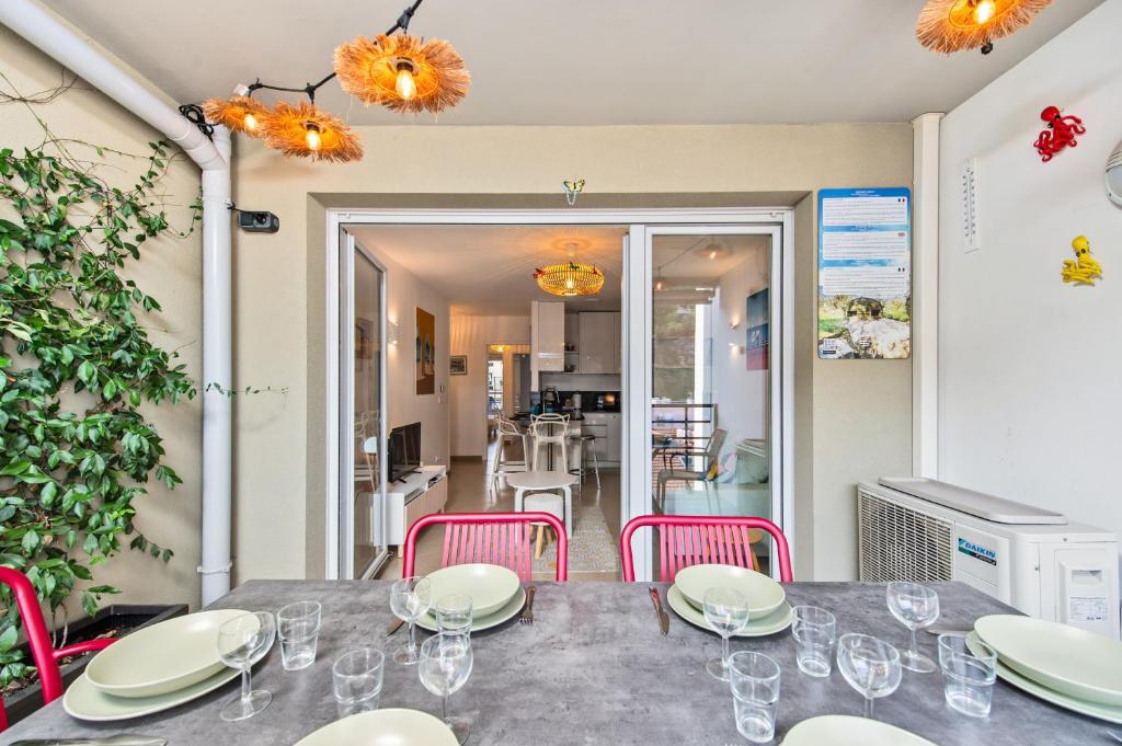 une salle à manger avec une table et des chaises roses dans l'établissement 