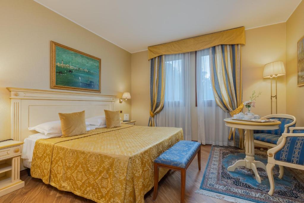 Postel nebo postele na pokoji v ubytování Villa Pace Park Hotel Bolognese