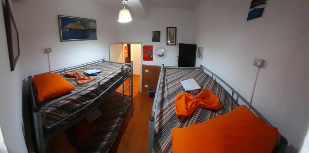 Postel nebo postele na pokoji v ubytování Mi Casa es Tu Casa - Shkodra Backpackers Hostel