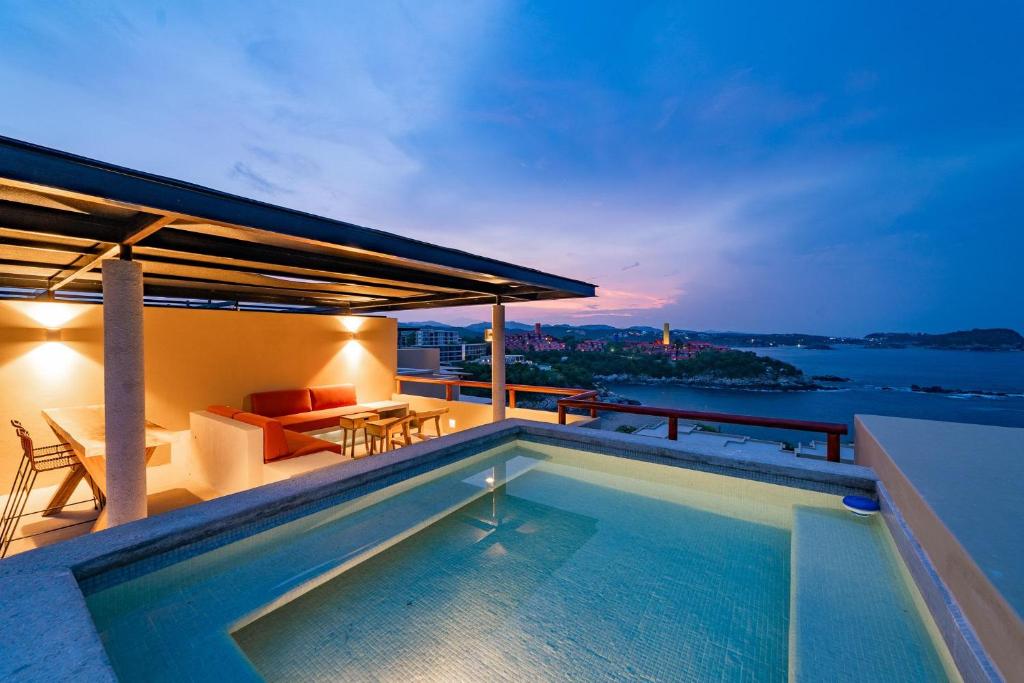 une piscine sur le toit d'une maison avec vue dans l'établissement 3034 - Amanecer K2, à Santa Cruz Huatulco