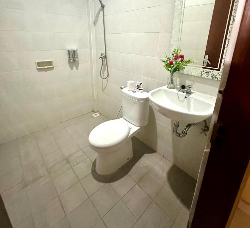 Koupelna v ubytování New Mekar Jaya Hotel