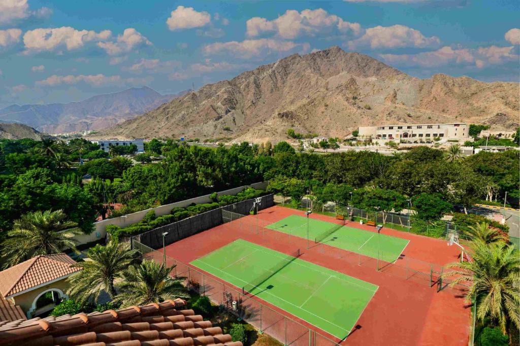 Tenis a/nebo squash v ubytování Fujairah Rotana Resort & Spa - Al Aqah Beach nebo okolí