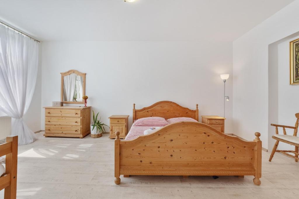 Letto o letti in una camera di VILA GALA ubytování apartmány v secesní vile soukromé PARKOVÁNÍ u domu ZDARMA