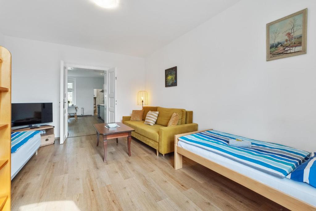 Letto o letti in una camera di VILA GALA ubytování apartmány v secesní vile soukromé PARKOVÁNÍ u domu ZDARMA