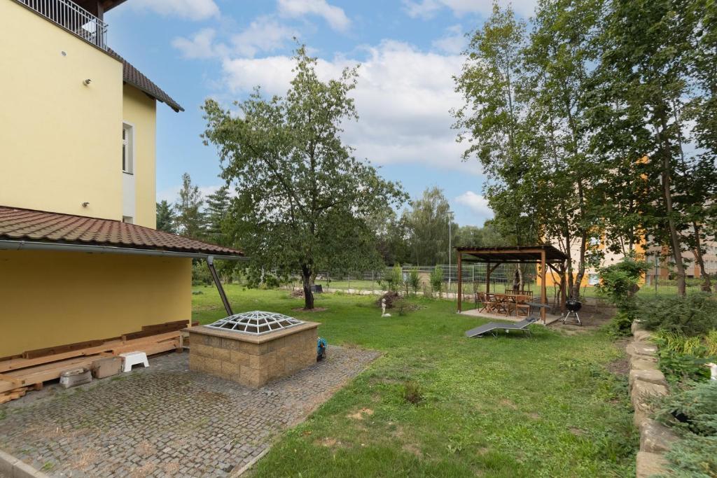Giardino di VILA GALA ubytování apartmány v secesní vile soukromé PARKOVÁNÍ u domu ZDARMA