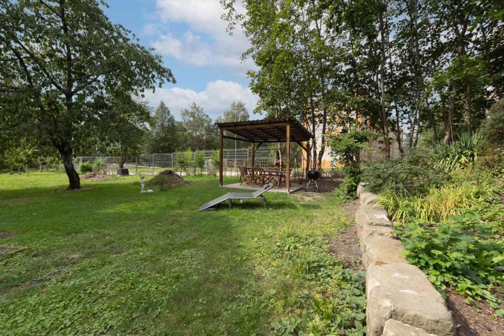 Giardino di VILA GALA ubytování apartmány v secesní vile soukromé PARKOVÁNÍ u domu ZDARMA