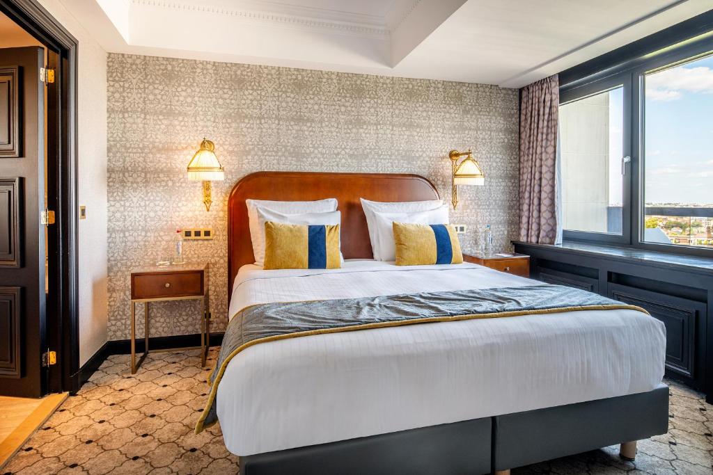 a bedroom with a large bed and a window at Hotel Barsey by Warwick in Brussels