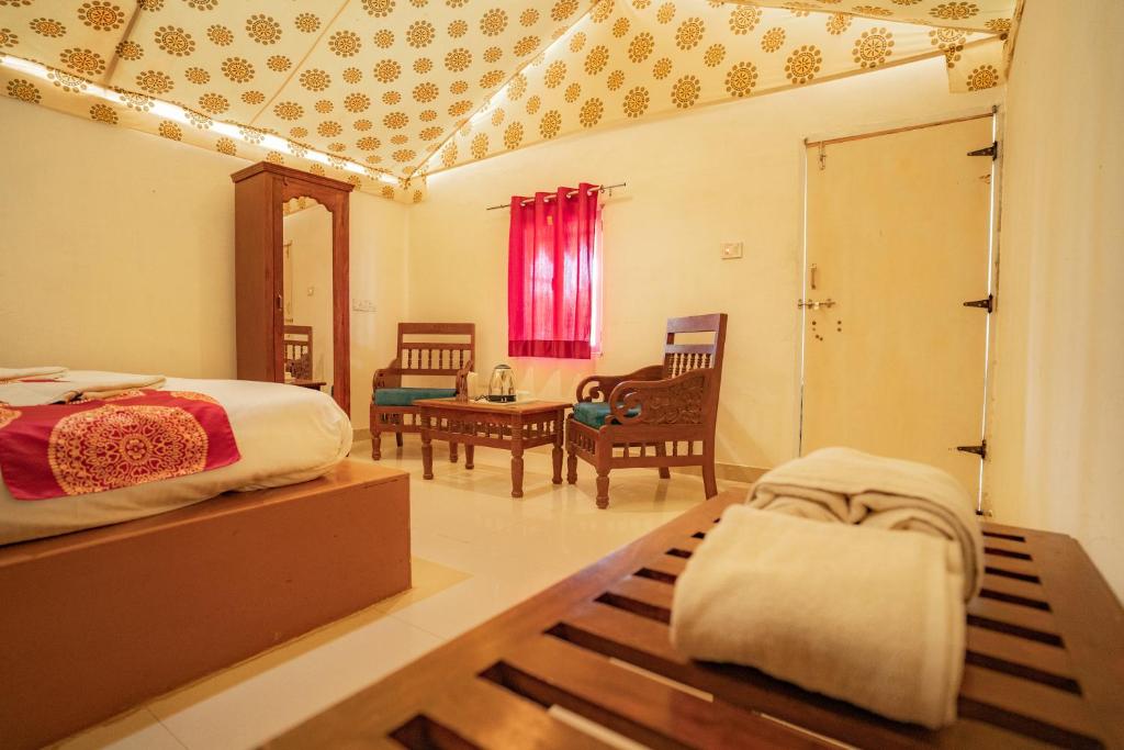 Ein Bett oder Betten in einem Zimmer der Unterkunft Royal Jaisalmer Resort with Swimming Pool