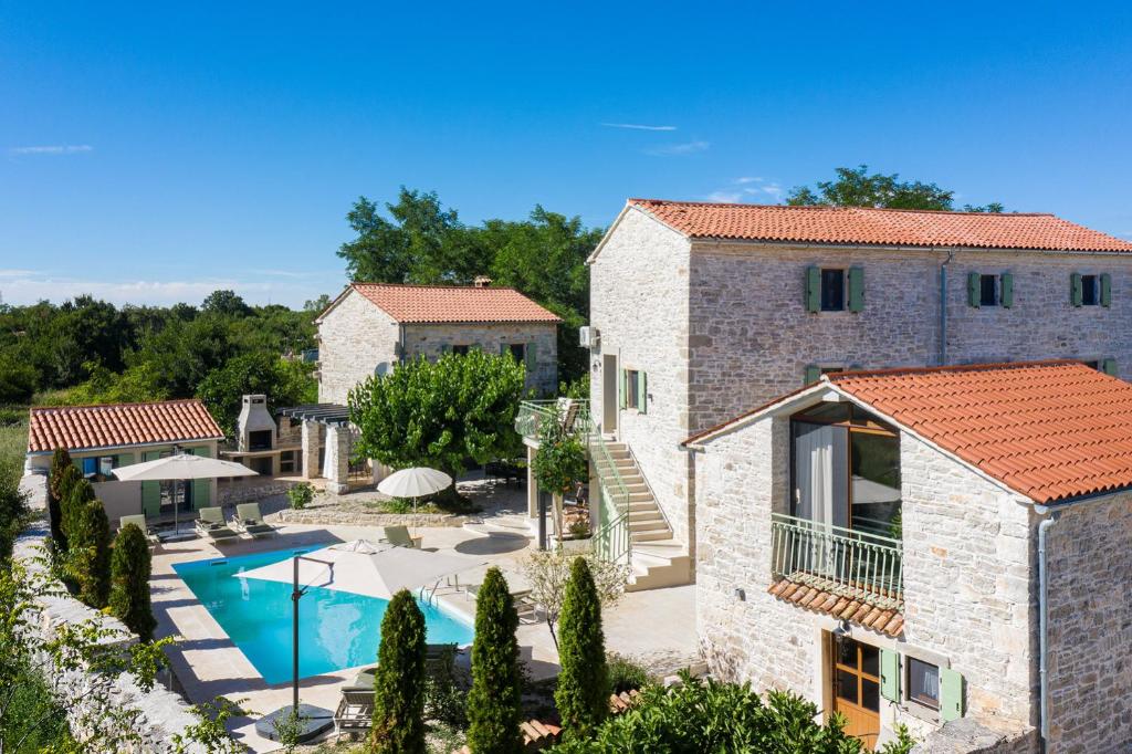 an external view of a villa with a swimming pool at Villa Stanza Campitelli for up to 21 people in Central Istria with private pool and pet friendly in Bale