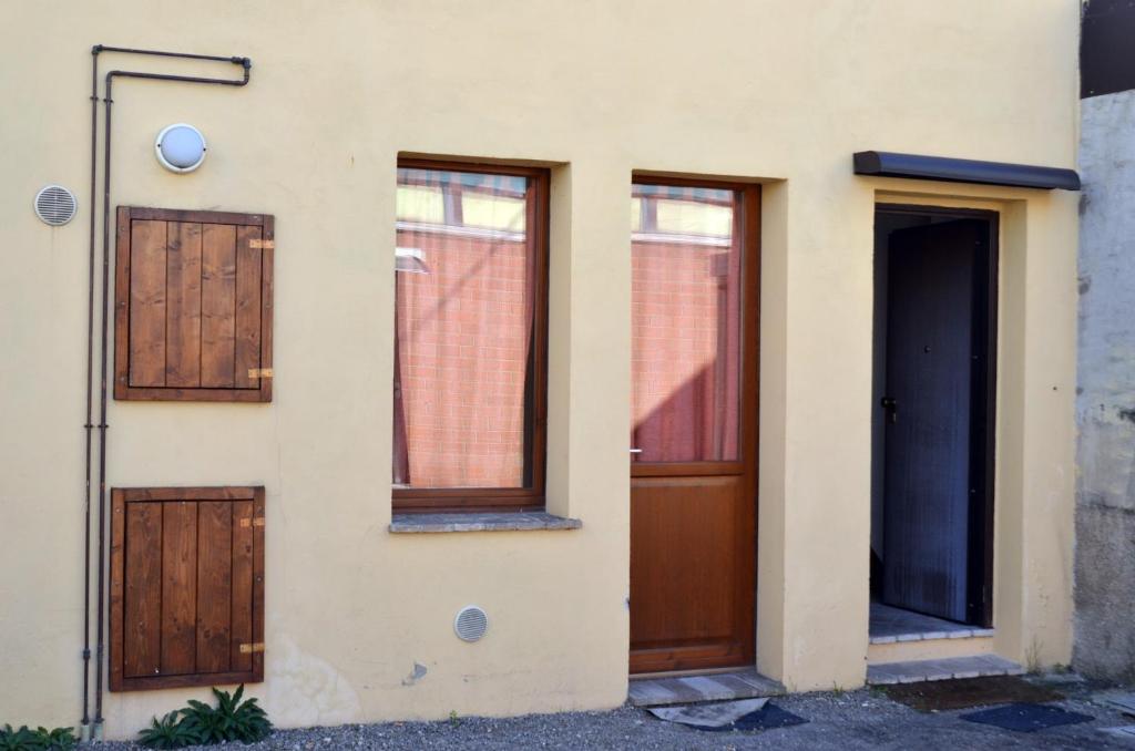 ein Haus mit zwei Türen und einem Fenster in der Unterkunft Via Toscana House in Parma