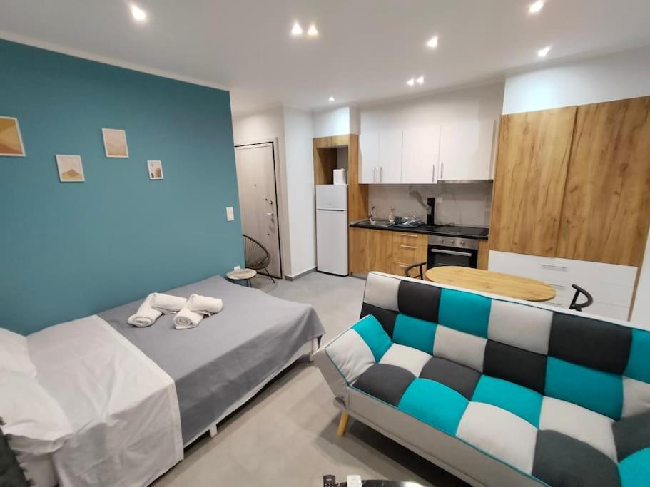 a small room with a bed and a kitchen at Voulas Apartment 2 in Ptolemaida