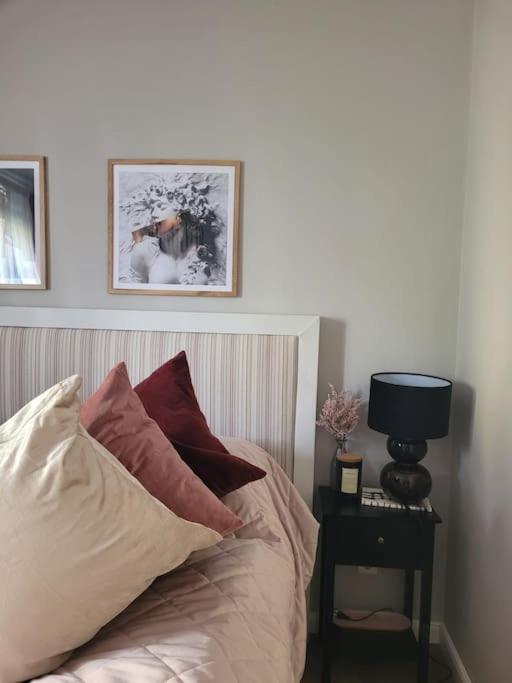Postel nebo postele na pokoji v ubytování Wohnung mit direktem Seeblick