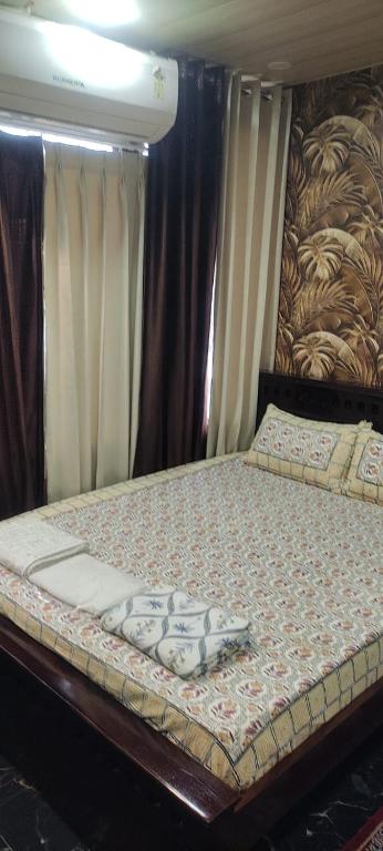 Postel nebo postele na pokoji v ubytování Sukh Sagar Hotel