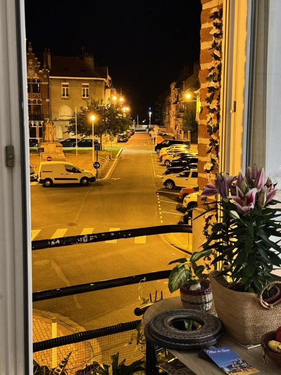 - une vue de nuit depuis la fenêtre d'une rue dans l'établissement Vue sur mer, à Malo-les-Bains