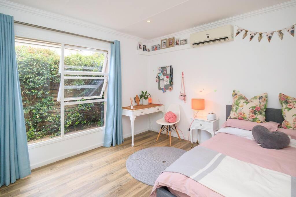 ein Schlafzimmer mit Bett, Schreibtisch und Fenster in der Unterkunft Lovely Family Home in Pecanwood Golf Estate in Kosmos