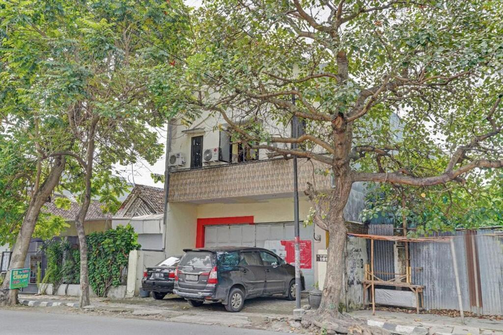 a car parked in front of a house at Kediri Homes Guest House in Kediri