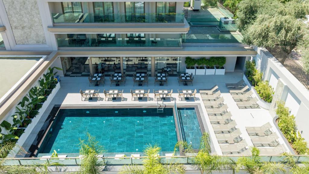 The swimming pool at or close to Awen Lara Hotel