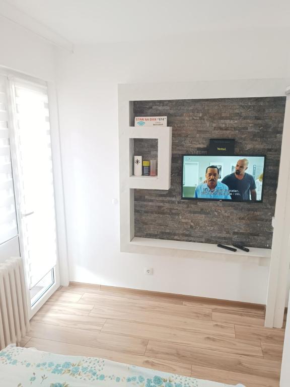 TV a/nebo společenská místnost v ubytování stan na dan IM