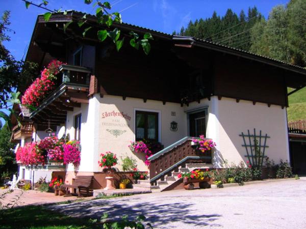 Un edificio con flores en el costado. en Haus Lärchenheim, en Wagrain