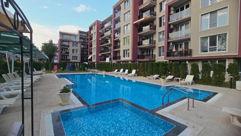 The swimming pool at or close to Уютные Апартаменты VIP PARK