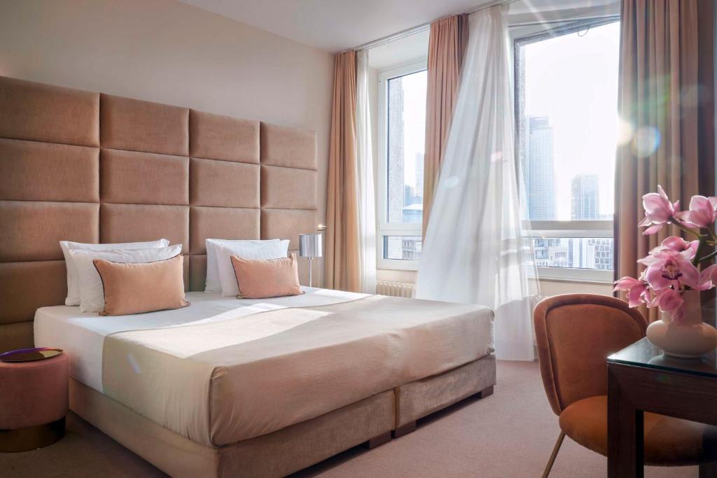 Postel nebo postele na pokoji v ubytování Flemings Selection Hotel Frankfurt-City