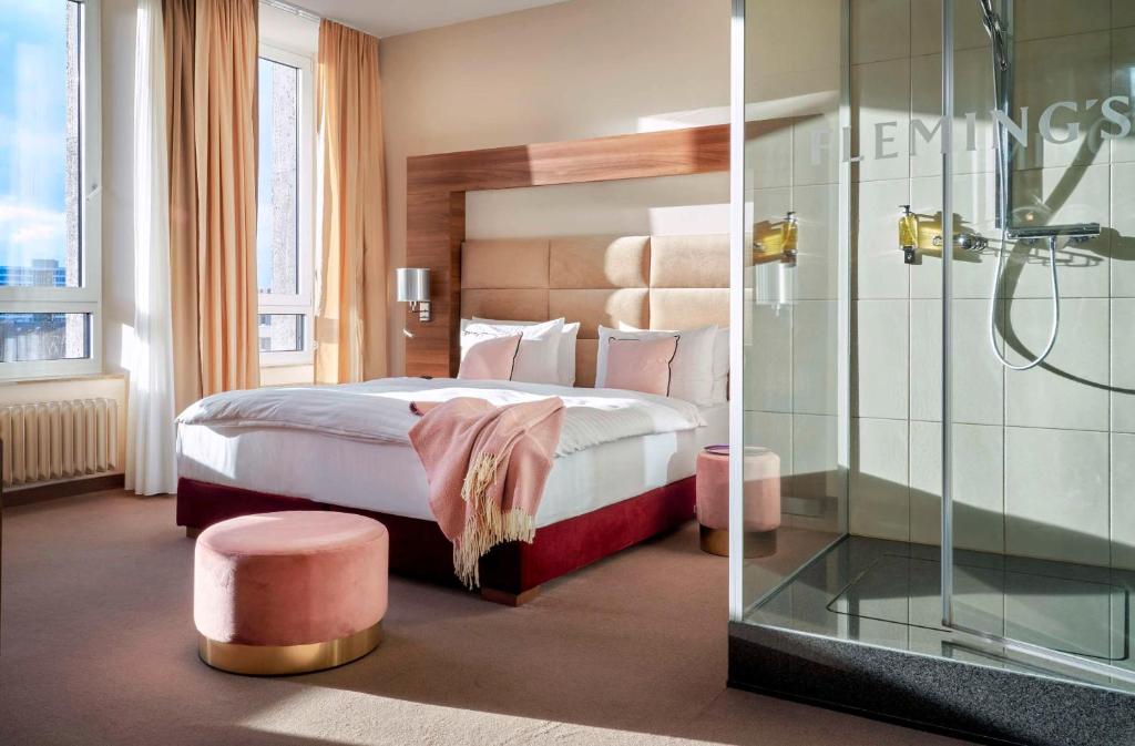 Postel nebo postele na pokoji v ubytování Flemings Selection Hotel Frankfurt-City