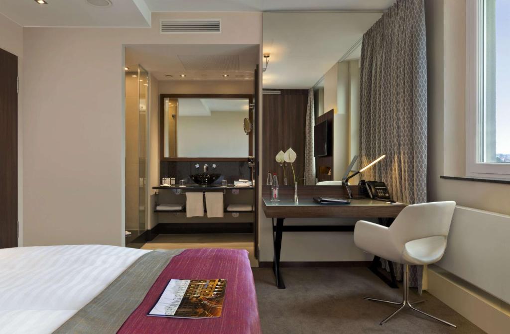 Postel nebo postele na pokoji v ubytování Flemings Selection Hotel Frankfurt-City
