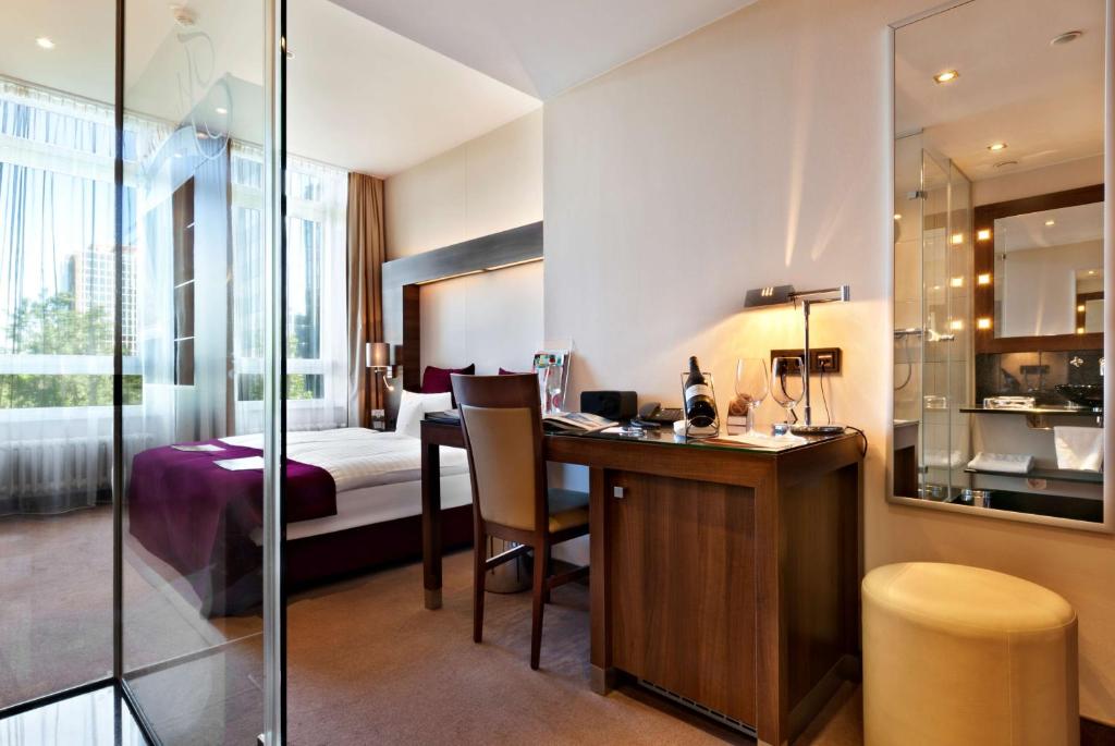 Postel nebo postele na pokoji v ubytování Flemings Selection Hotel Frankfurt-City