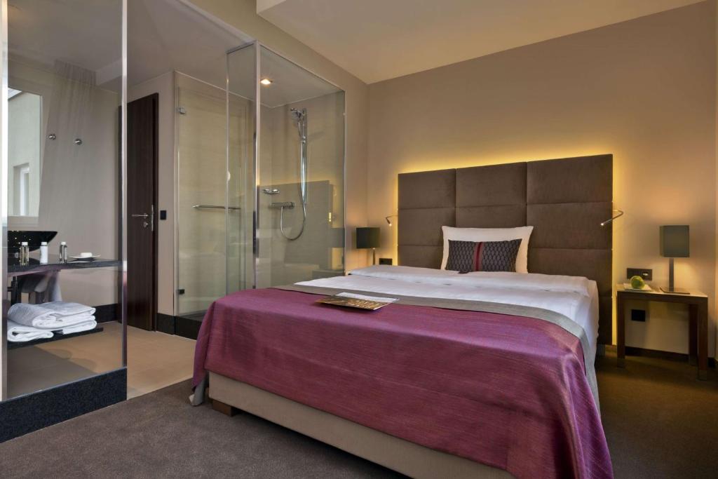 Postel nebo postele na pokoji v ubytování Flemings Selection Hotel Frankfurt-City