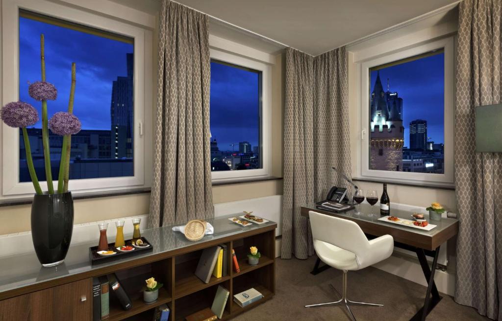 TV a/nebo společenská místnost v ubytování Flemings Selection Hotel Frankfurt-City