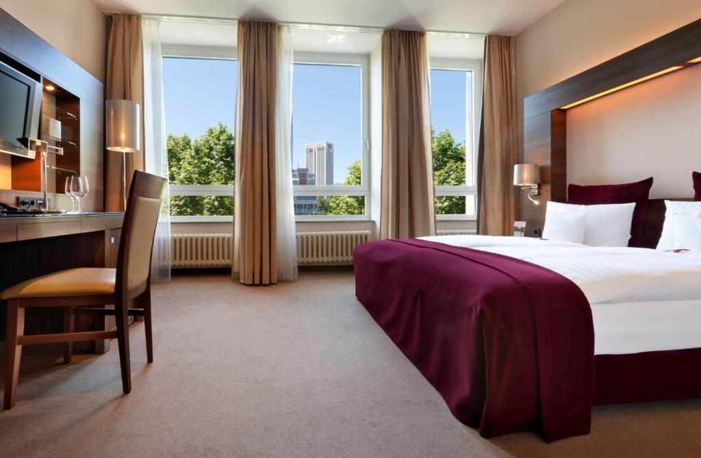 Postel nebo postele na pokoji v ubytování Flemings Selection Hotel Frankfurt-City
