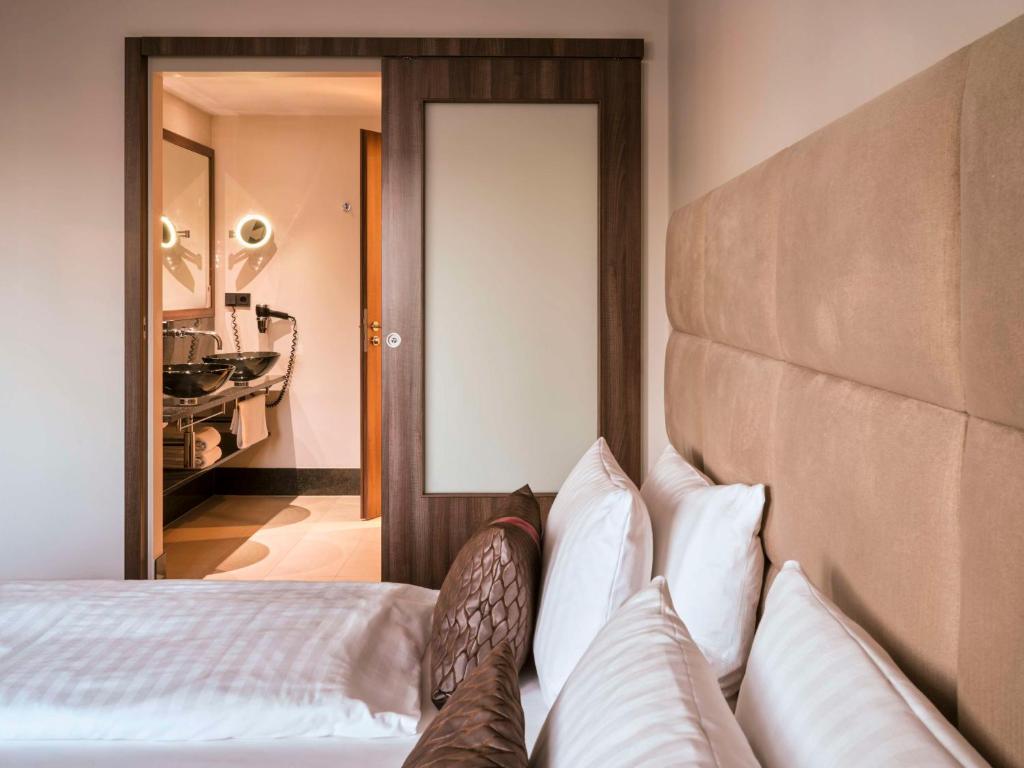 Postel nebo postele na pokoji v ubytování Flemings Selection Hotel Frankfurt-City