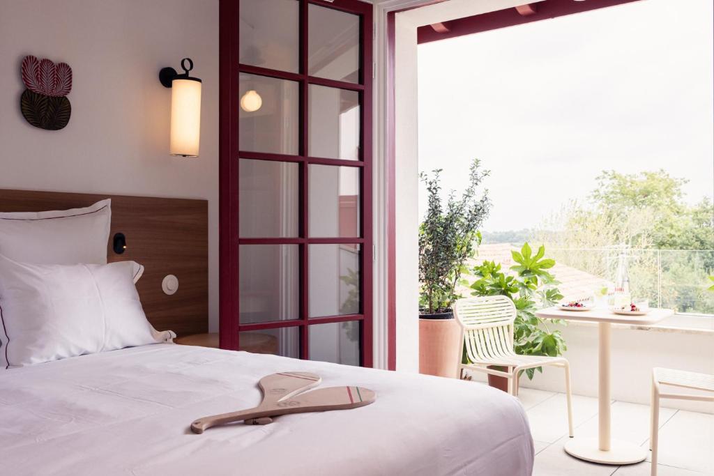 Postel nebo postele na pokoji v ubytování Hôtel INDARRA & SPA - Piscine