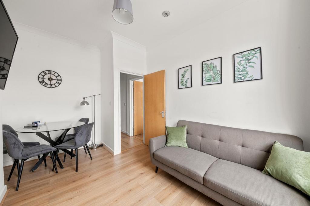 un salon avec un canapé et une table dans l'établissement Central Reading - 3 bed apartment, à Reading