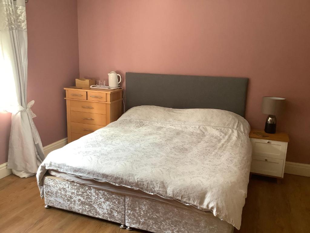 Ένα ή περισσότερα κρεβάτια σε δωμάτιο στο Two Bedrooms, One Super King Room & One Double Room, plus Sofa Beds & Cot with Private Bathroom for up to 2 Adults & 5 Children & 1 Infant
