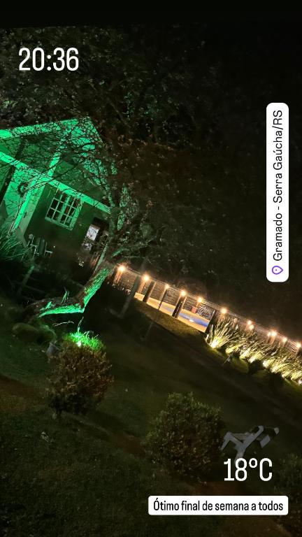Una foto de una casa con luces verdes. en Cabanas Brocker, en Gramado