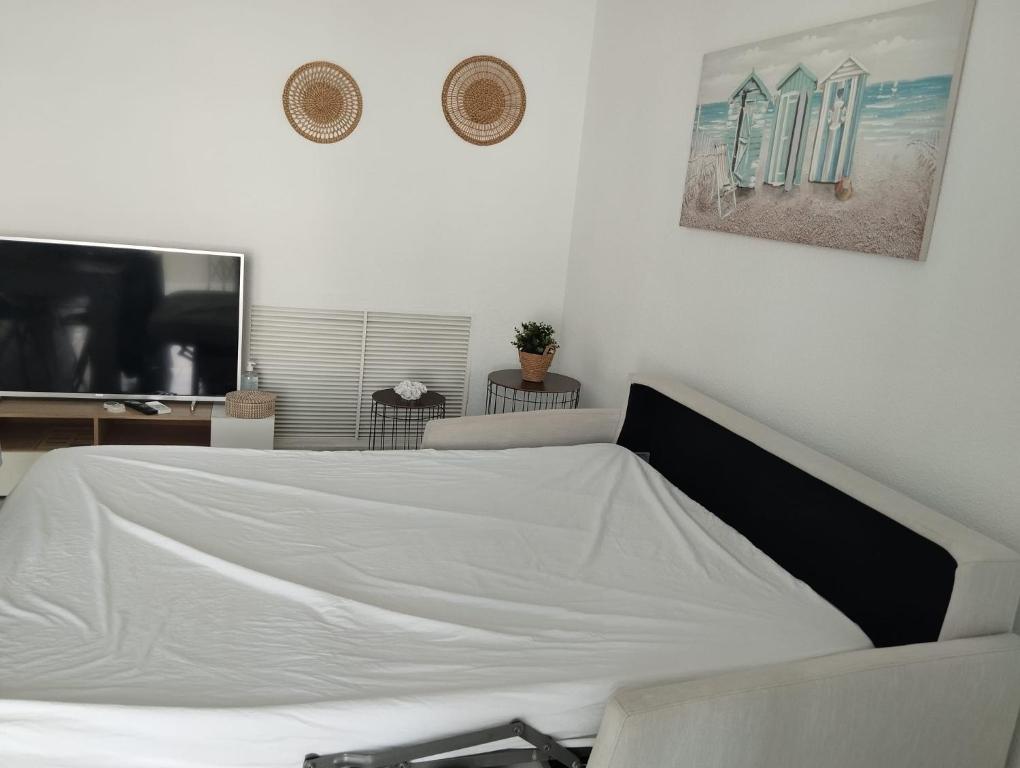 Una televisión o centro de entretenimiento en Apartamento en la playa de Cala Capitán -Cabo Roig- Orihuela Costa