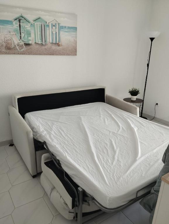 Cama o camas de una habitación en Apartamento en la playa de Cala Capitán -Cabo Roig- Orihuela Costa