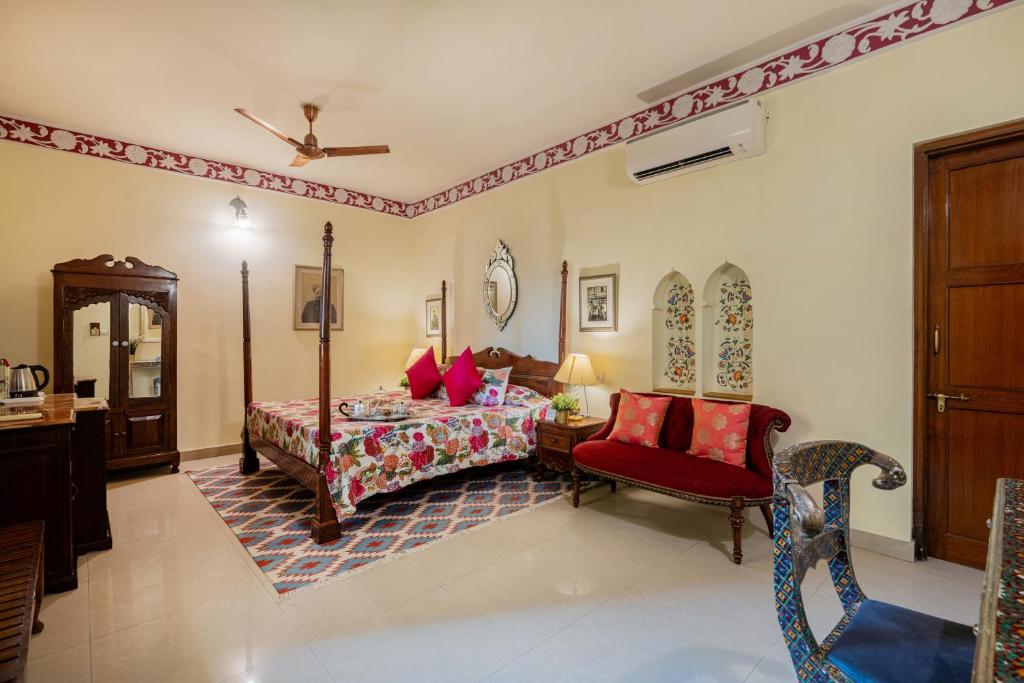 Postel nebo postele na pokoji v ubytování Dera Rawatsar - Heritage Hotel