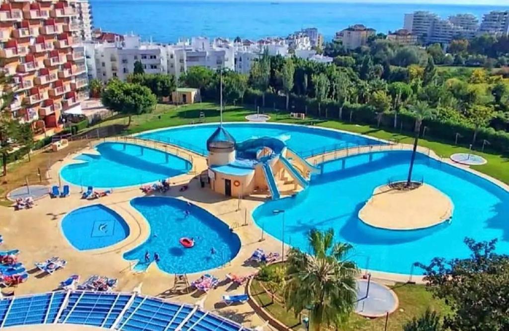 a view of a large swimming pool in a resort at Jupiter in Benalmádena